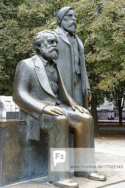 Karl Marx und Friedrich Engels Denkmal  Bundeshauptstadt Berlin  Deutschland  Europa