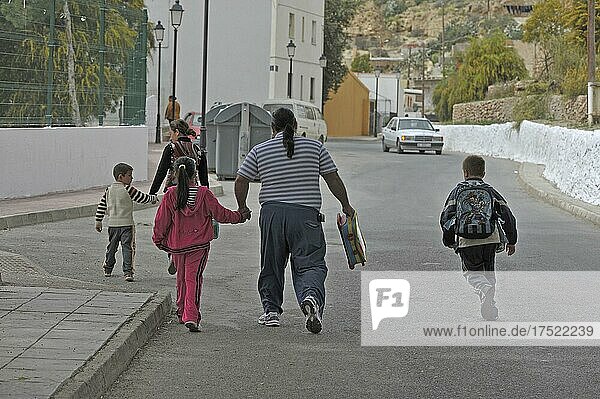 Eltern und Kinder auf der Straße  Cuevas del Almanzora  Andalusien  Spanien  Europa