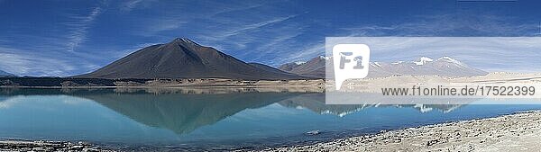 Ein Vulkan mit blauem Himmel und Textfreiraum  Panoramabild von Bergen  Frontalansicht des Vulkans Laguna Verde  Argentinien  Südamerika