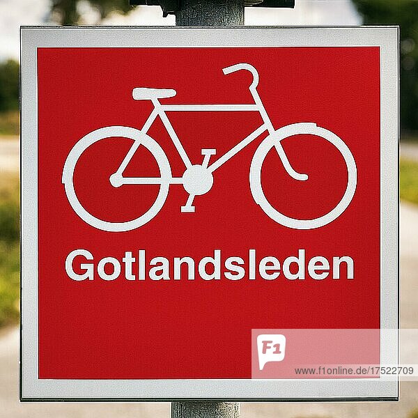 Rotes Verkehrsschild mit Piktogramm Fahrrad  Markierung für schwedischen Radwanderweg Gotlandsleden  Insel Gotland  Schweden  Europa