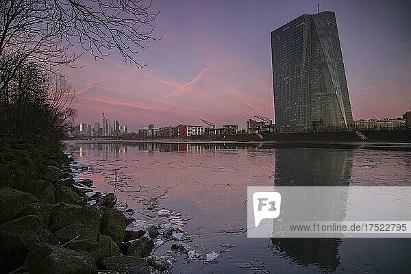 Europäische Zentralbank bei Sonnenaufgang vor Frankfurter Skyline  winter eis und schnee  Frankfurt am Main  Hessen  Deutschland  Europa