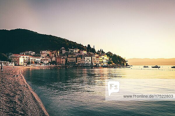 Strand und Meer am Morgen mit blick auf Moscenicka Draga,  Istrien,  Kroatien,  Europa