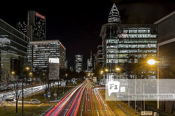 Nachtaufnahme  Langzeitbelichtung einer Straße  Lichtspuren  Frankfurt am Main  Hessen  Deutschland  Europa