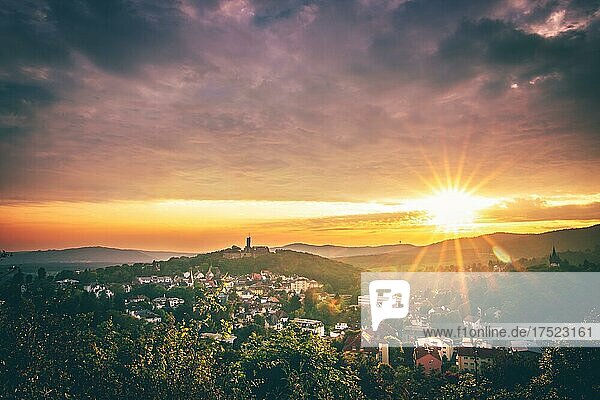 Blick über die Stadt Königstein im Taunus  mit der Burg und einem tollen Sonnenuntergang  Hessen  Deutschland  Europa