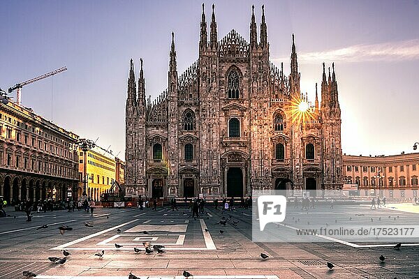 Mailänder Dom in der goldenen Stunde  Sonnenaufgang  Mailand  Lombardei  Italien  Europa