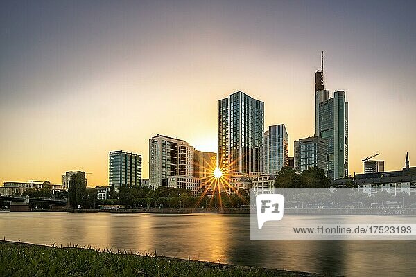 Blick über den Main und Hochhäuser  Frankfurt am Main  Langzeitbelichtung  Sonnenuntergang im Gegenlicht  Hessen  Deutschland  Europa