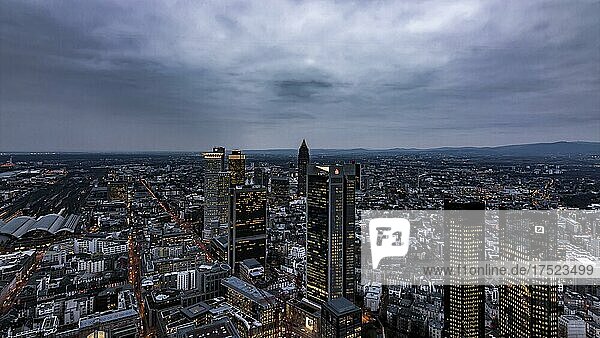 Aussicht über Frankfurt am Abend  beleuchtete Hochhäuser und Straßen  aufgenommen vom Maintower  Frankfurt am Main  Hessen  Deutschland  Europa