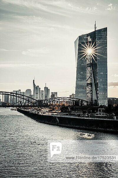 Sonnenuntergang hinter Europäischer Zentralbank  EZB und Skyline von Frankfurt vom Arthur-von-Weinberg-Steg aus  Frankfurt am Main  Hessen  Deutschland  Europa