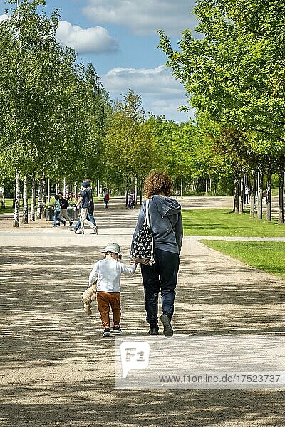Oma und Enkelsohn spazieren im Stadtpark  Norderstedt  Schleswig Holstein  Deutschland  Europa