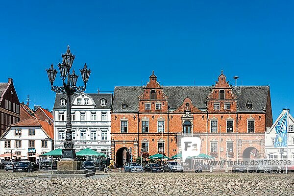 Der Marktplatz mit historischen Häusern im norddeutschen Stil  Glückstadt  Deutschland  Europa