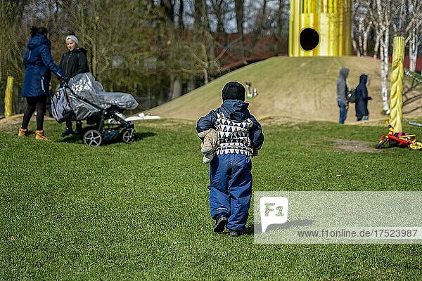 Kleinkind auf dem Spielplatz im Stadtpark  Norderstedt  Schleswig Holstein  Deutschland  Europa