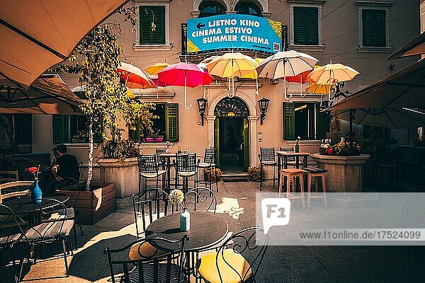Tolles altes Haus aus Stein  Restaurant mit bunten Regenschirmen auf einem Marktplatz  Altstadt  Rovinj  Istrien  Kroatien  Europa