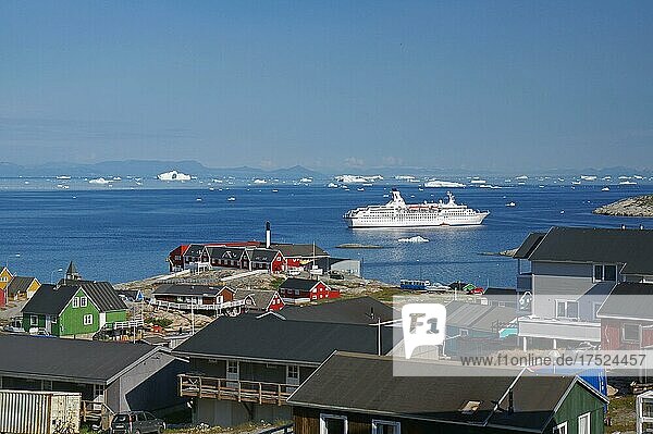 Häuser und öffentliche Gebäude  Kreuzfahrtschiff in einer Bucht mit Eisbergen  Ilulissat  Diskobucht  Arktis  Grönland  Dänemark  Nordamerika