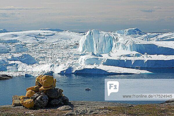 Gelbe Wanderwegmarkierung  Aussicht auf Boot vor riesigen Eisbergen  Diskobucht  Sermermuit  Ilulissat  Arktis  Grönland  Dänemark  Nordamerika