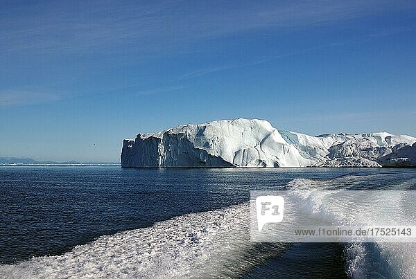 Bugwelle eines fahrenden Bootes  Eisberge  Ilulisssat  Diskobucht  Arktis  Grönland  Dänemark  Nordamerika