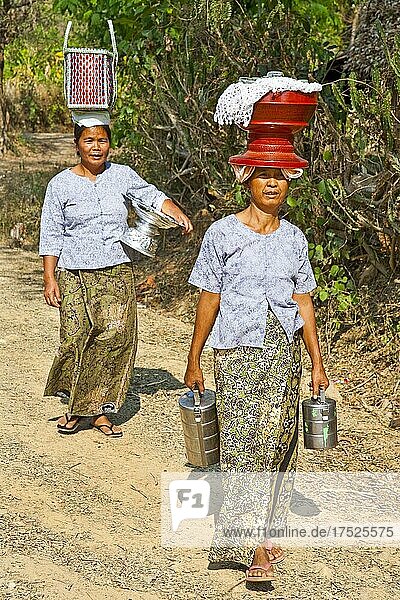 Frauen zur Wasserstelle  Myanmar  Myanmar  Asien
