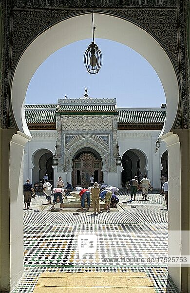 Eingang zur Kairouine Moschee mit Reinigungsbrunnen  Fes  Marokko  Afrika