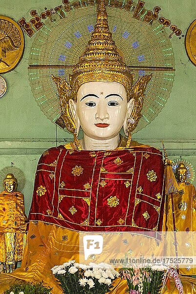 Buddhastatue in Schrein  Shwedagon Pagode  Yangoon  Myanmar  Yangoon  Myanmar  Asien