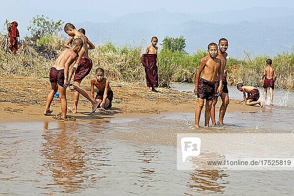 Badende Mönche am Ufer des Nam Pilu Fluss  Bootsfahrt nach In Dein  Myanmar  In Dein  Myanmar  Asien