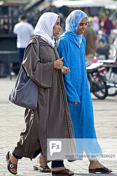 traditionell gekleidete Frauen auf dem Jemaa El-Fna  Marrakesch  Marokko  Afrika