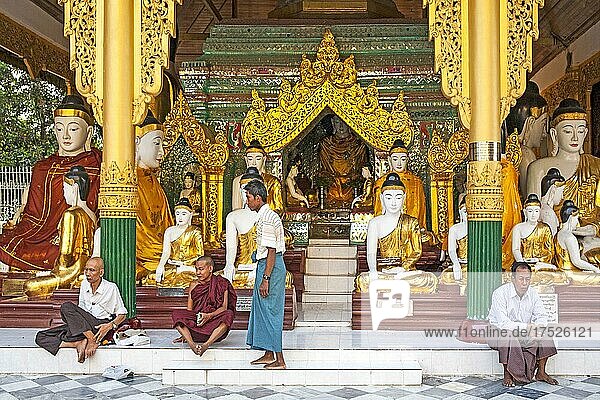 Rast der vor Buddhastatuen in Schrein  Shwedagon Pagode  Yangoon  Myanmar  Yangoon  Myanmar  Asien