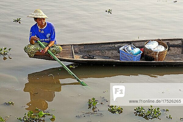 Floating fields  single-leg rower  Inle Lake  Myanmar  Inle Lake  Myanmar  Asia