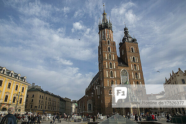 St. Mary's Basilica  Main Square  Old Town  UNESCO World Heritage Site  Krakow  Poland  Europe