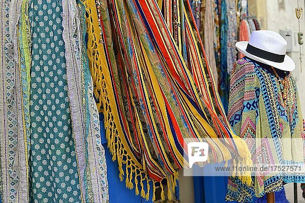Hängematten  Schals  Andenken  Souvenirs  Essaouira  Marokko  Afrika