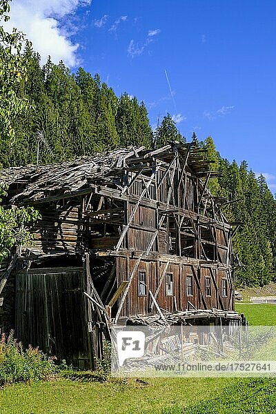 Ehemaliger Schmiedhof  verfallener Bauernhof  lost place  Schmiedhof am Zoggler Stausee  bei Kuppelwies  Ultental  Provinz Südtirol  Trentino-Südtirol  Italien  Europa