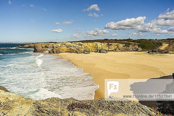 Riesiger Sandstrand Praia Grande de Porto Covo  Sines  Route Vicentina  Portugal  Europa