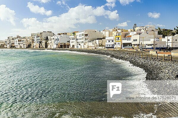 Häuser am Wasser von Pozo Izquierdo mit Blick auf die Küste  Gran Canaria  Kanarische Inseln  Spanien  Europa