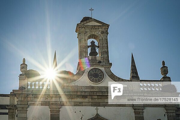 Historischer Eingang zum Stadtzentrum und zur Altstadt  bekannt als Arco da vila  Faro  Algarve  Portugal  Europa