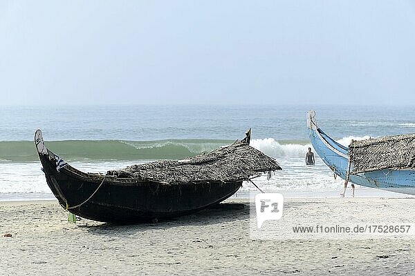 Fischerboote am Strand von Kovalam  Malabarküste  Malabar  Kerala  Südindien  Indien  Asien