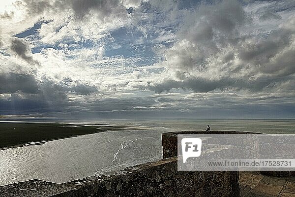 Blick von Terrasse auf Wattenmeer  dramatischer Wolkenhimmel  Sonnenstrahlen durch Gewitterwolken  Mont-Saint-Michel  UNESCO-Weltkulturerbe  Manche  Basse-Normandie  Frankreich  Europa