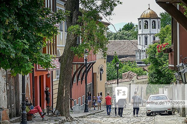 Altstadtgasse  Kirchturm der Kirche Konstantin und Elena  historische Altstadt  Plovdiv  Bulgarien  Europa