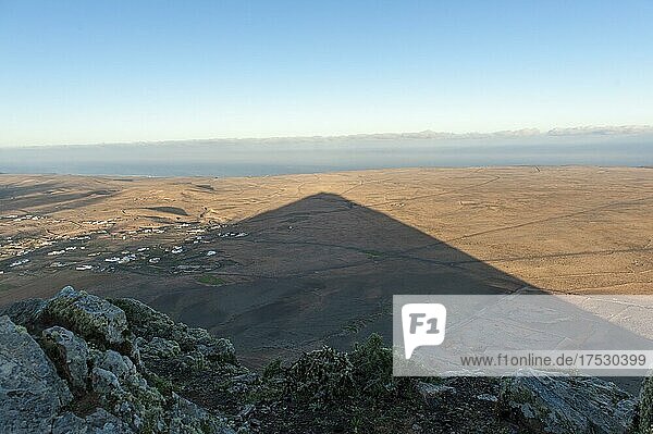 Berg-Schatten in Form eines Dreiecks in der Landschaft  Dreieck  Morgensonne  heiliger Berg  Montaña Sagrada de Tindaya bei La Oliva  Fuerteventura  Kanarische Inseln  Spanien  Europa
