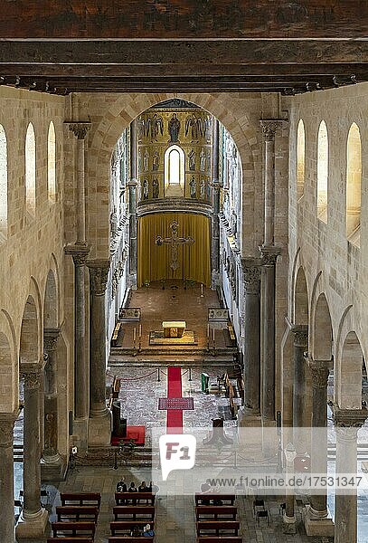 Innenansicht der Kathedrale von Cefalù  Cefalu  Sizilien  Italien  Europa