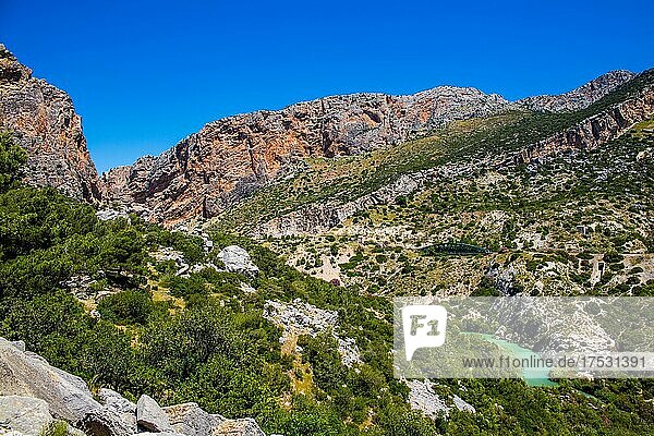 Wandern an der Steilwand  Caminito del Rey  Sicher über einen der gefährlichsten Wege der Welt  El Chorro  Andalusien  Spanien  Europa