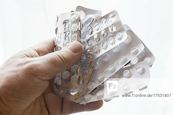 Hand hält Blisterverpackungen von Tabletten  Tablettensucht