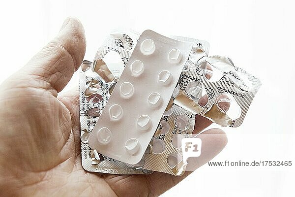 Hand hält Blisterverpackungen von Tabletten  Tablettensucht