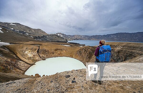Wanderin am Kratersee Víti und Öskjuvatn im Krater des Vulkans Askja  Gebirgsmassiv Dyngjufjöll  Island  Europa