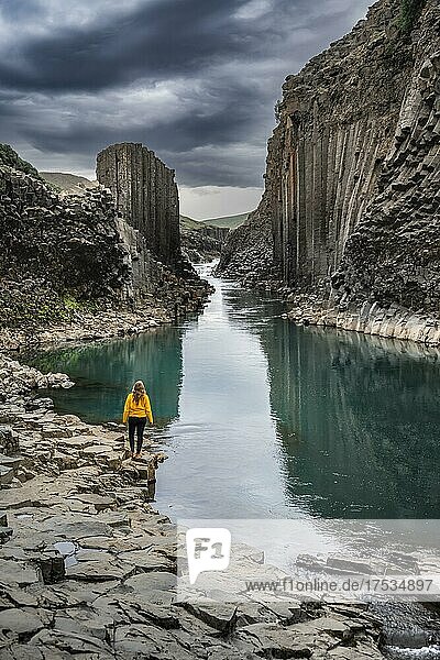 Touristin am Stuðlagil Canyon  Basaltsäulen  Egilsstadir  Island  Europa