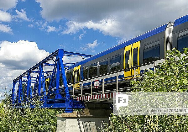 Regionalbahn deim überqueren einer blauen Eisenbahnbrücke  Berlin  Deutschland  Europa