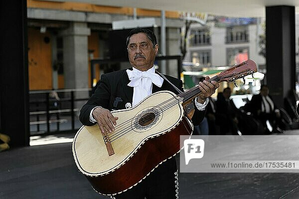 Mexikanische Musiker auf der Plaza Garibaldi  Mexiko-Stadt  Distrito Federal  Mexiko  Mittelamerika