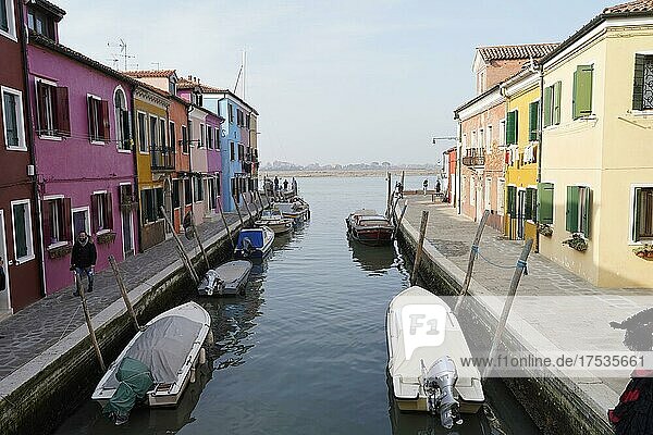 Farbenfrohe Häuser  Kanal  Burano  Insel Burano  Venedig  Venetien  Italien  Europa