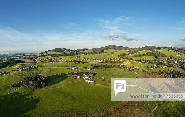 Drohnenaufnahme  Agrarlandschaft mit Bauernhöfen bei der Ortschaft Oberhofen  Salzkammergut  Oberösterreich  Österreich  Europa