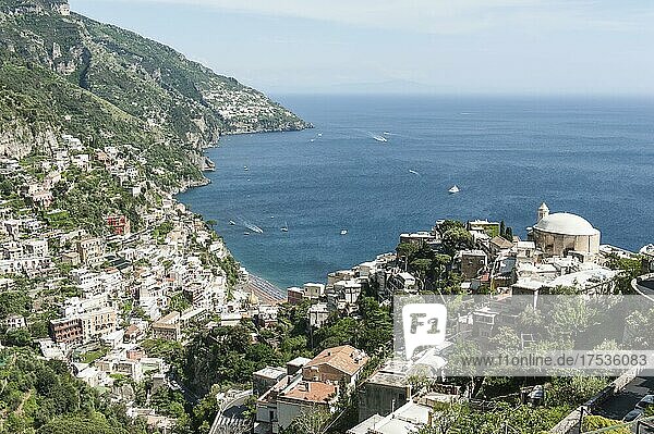 Ausblick auf Positano  Stadtansicht  Chiesa Nuova rechts  Amalfiküste  Costiera Amalfitana  Kampanien  Italien  Europa