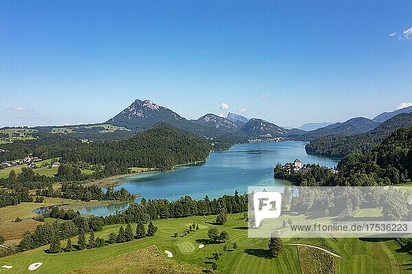 Drohnenaufnahme  Panorama vom Fuschlsee mit Schloss Fuschl und Golfanlage vom Golfclub Schloss Fuschl  Salzkammergut  Land Salzburg  Österreich  Europa