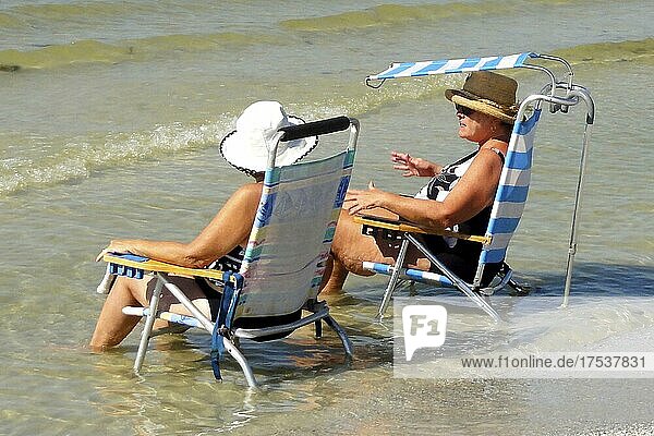 Touristen auf Sonnenliege relaxen im Wasser  Fort Myers Beach  Florida  USA  Nordamerika