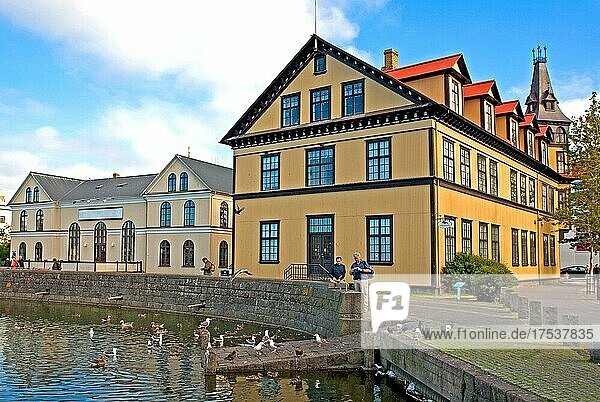 Haus der Handwerker am Tjörnin  Stadtsee an der Altstadt  Reykjavik  Island  Europa